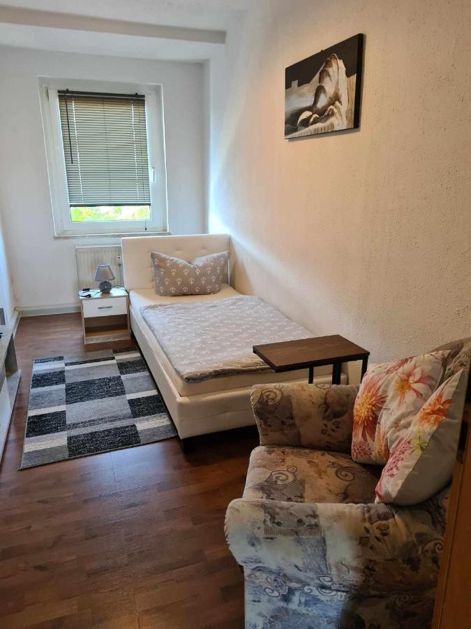 Kleine Wohnung Fuer Monteure Und Dienstreisen Цвикау Екстериор снимка
