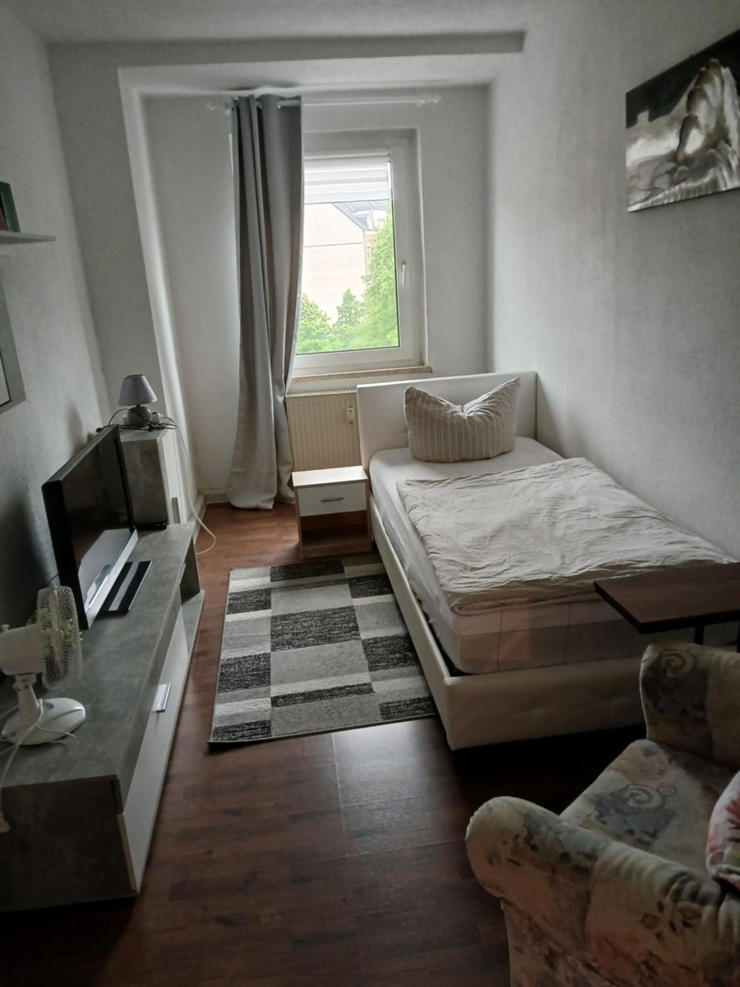 Kleine Wohnung Fuer Monteure Und Dienstreisen Цвикау Екстериор снимка